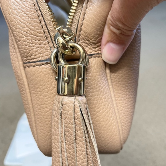 Gucci Pebbled Calfskin Small Soho Disco Bag Camelia. - Picture 5 of 10